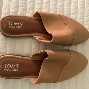 NWOT Tom’s leather mules